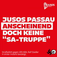 Weißer Text auf rotem Hintergrund. Der Text lautet: Jusos Passau anscheinend doch keine SA-Truppe. Darunter